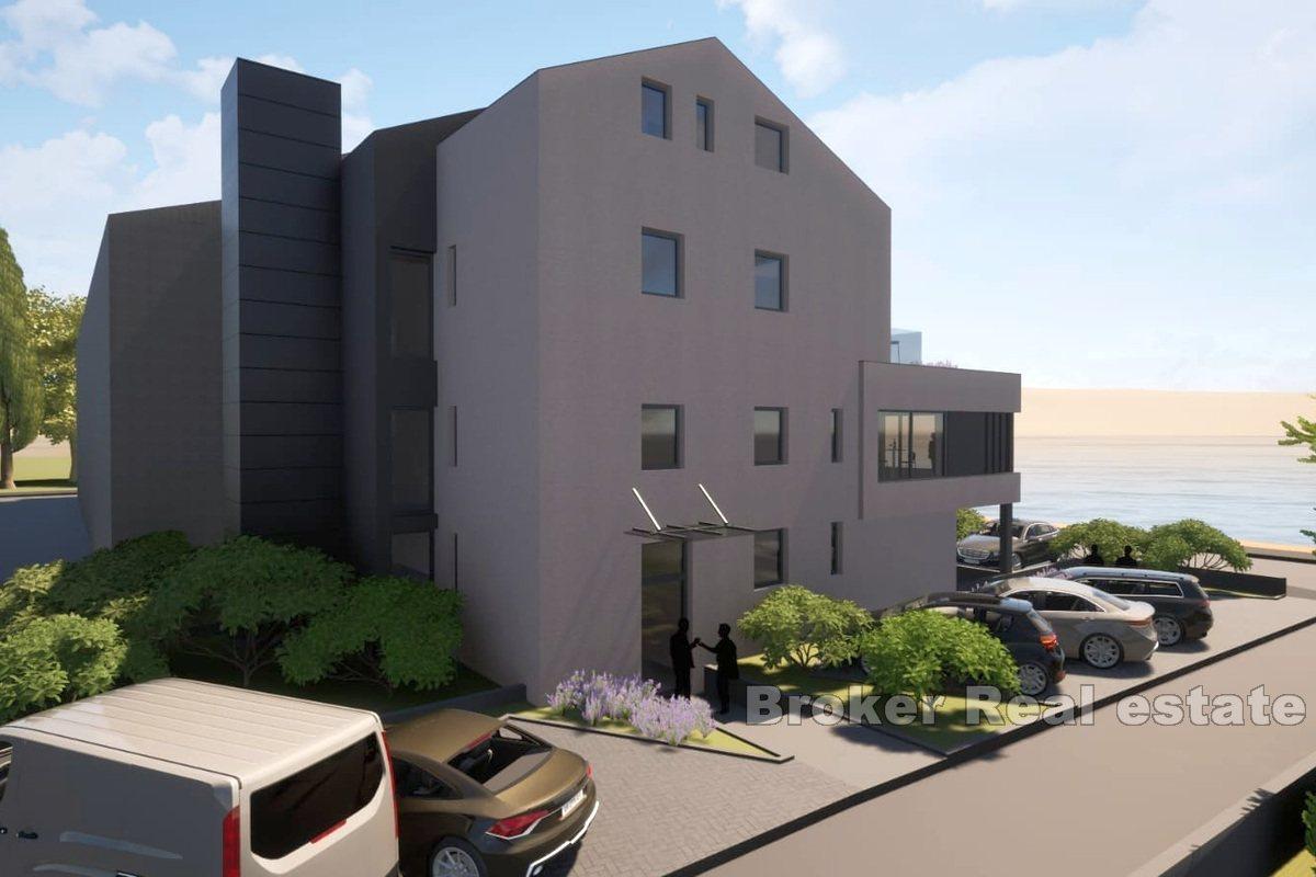 Nově postavené apartmány v první řadě u moře