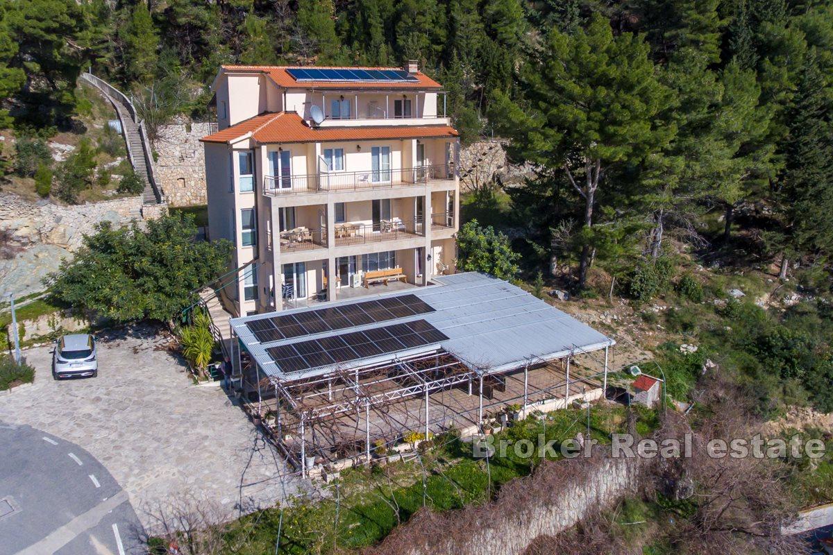 Atraktivně umístěný dům s 20 pokoji a restaurací