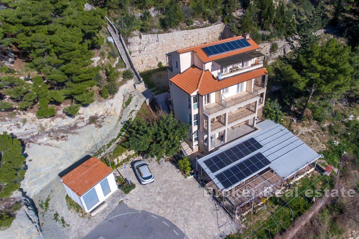 Atraktivně umístěný dům s 20 pokoji a restaurací