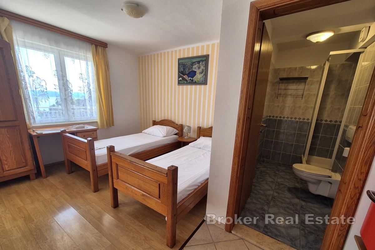 Atraktivně umístěný dům s 20 pokoji a restaurací