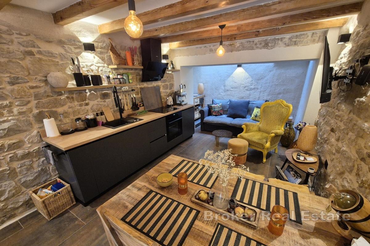 Piękny odnowiony tradycyjny kamienny dom na trzech piętrach