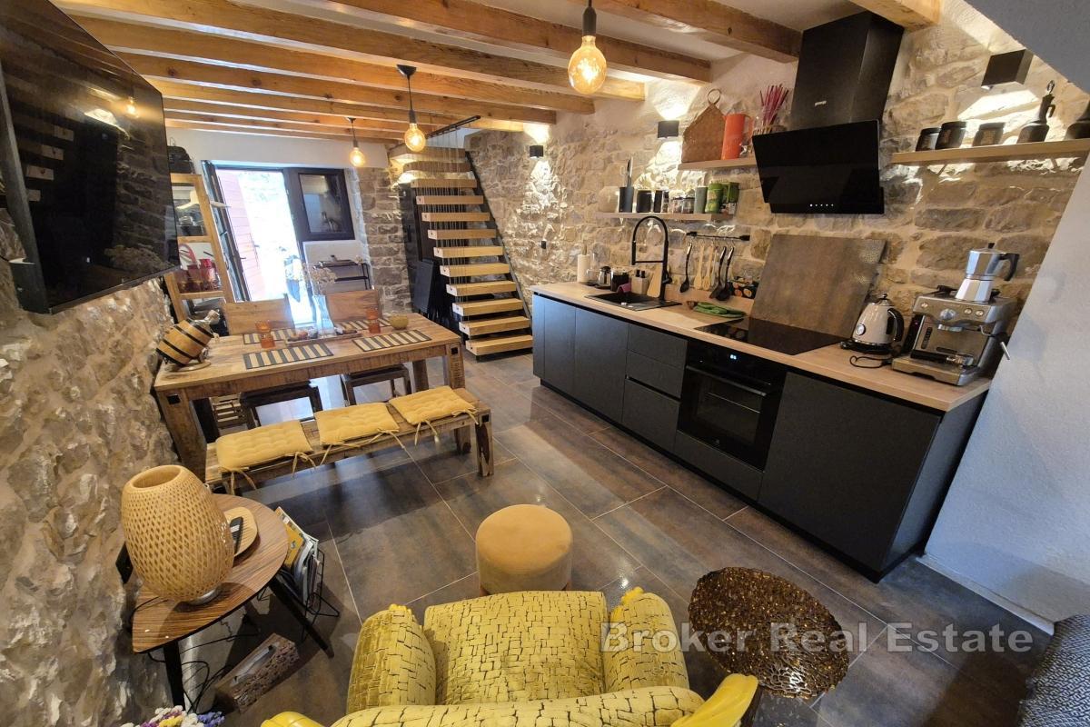 Piękny odnowiony tradycyjny kamienny dom na trzech piętrach