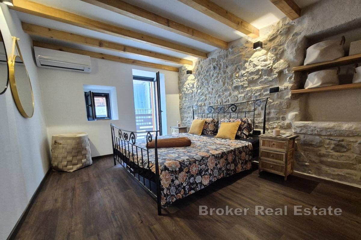 Piękny odnowiony tradycyjny kamienny dom na trzech piętrach