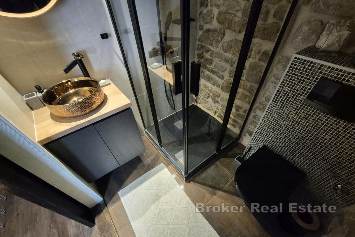 Piękny odnowiony tradycyjny kamienny dom na trzech piętrach