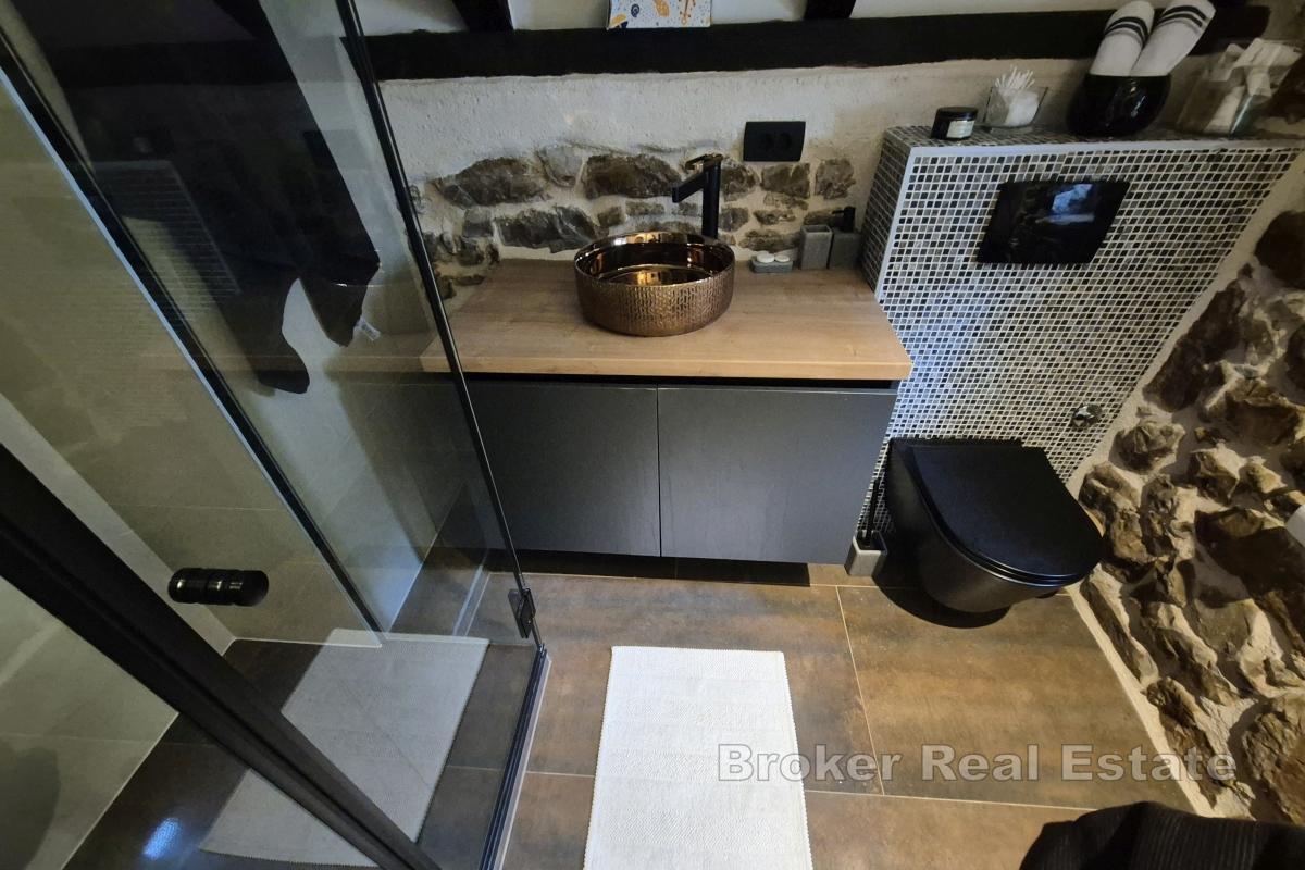 Piękny odnowiony tradycyjny kamienny dom na trzech piętrach