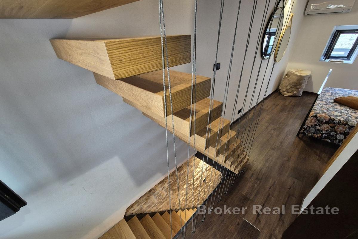 Piękny odnowiony tradycyjny kamienny dom na trzech piętrach