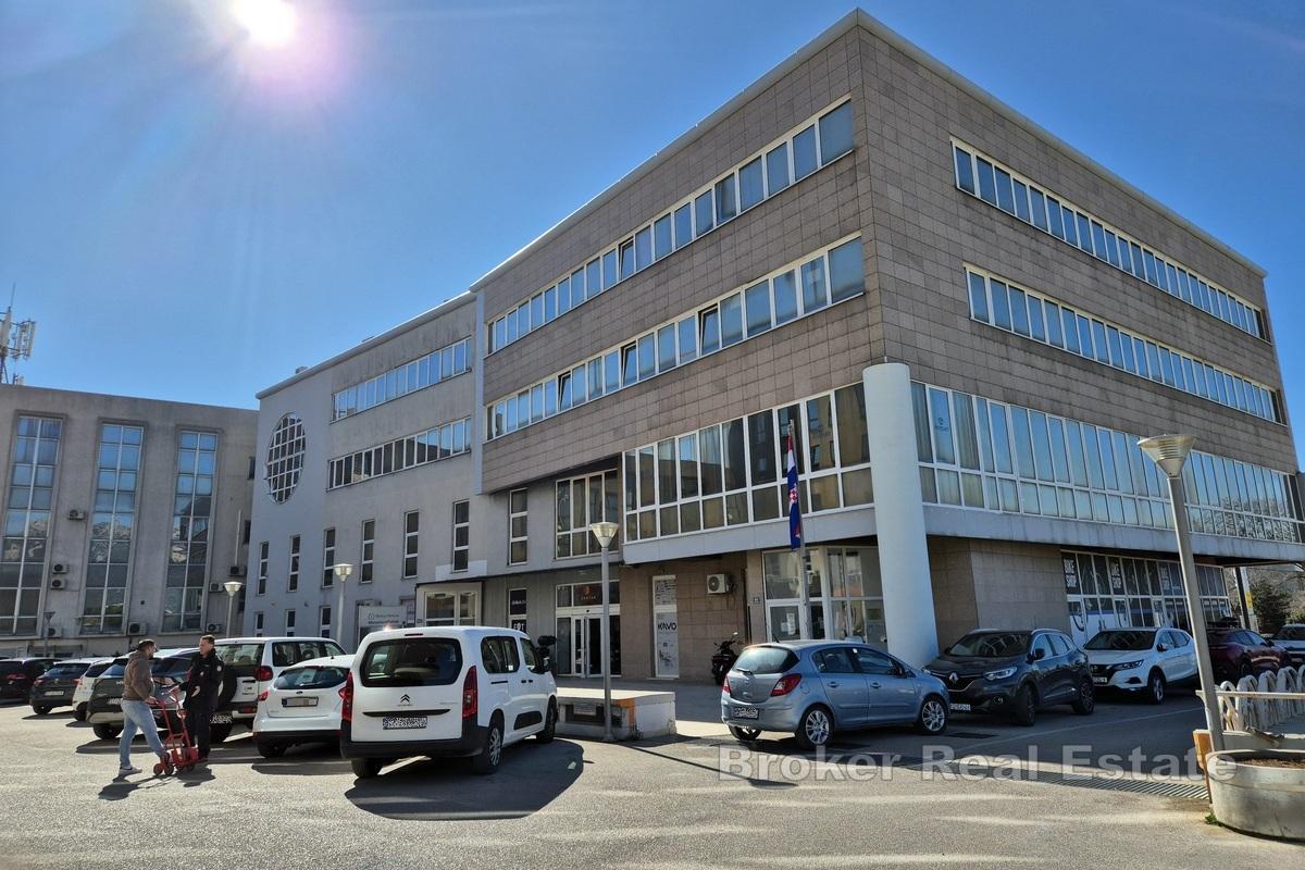 Przestronna przestrzeń biznesowa do prowadzenia różnorodnych działalności