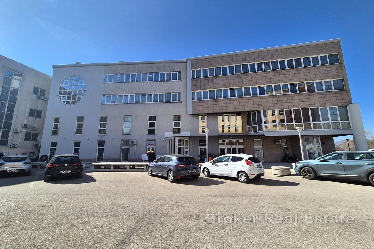 Przestronna przestrzeń biznesowa do prowadzenia różnorodnych działalności