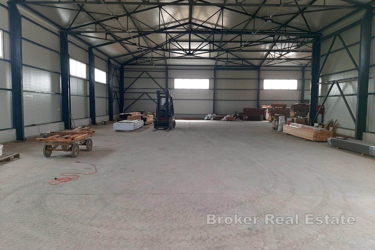 Nově postavená hala umístěná v obchodní zóně