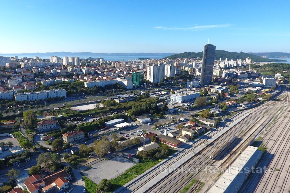 Просторные офисные помещения на трех этажах