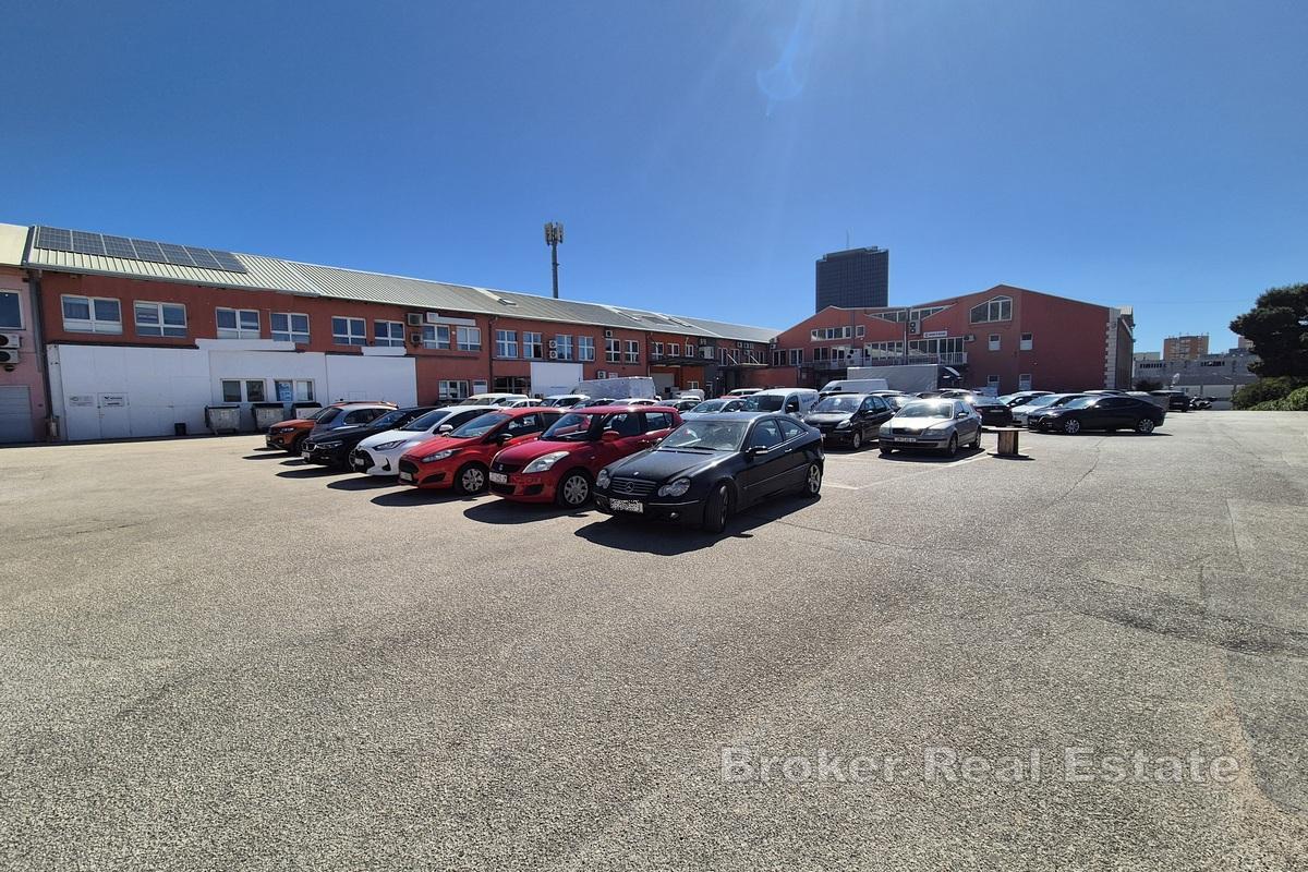 Просторные офисные помещения на трех этажах