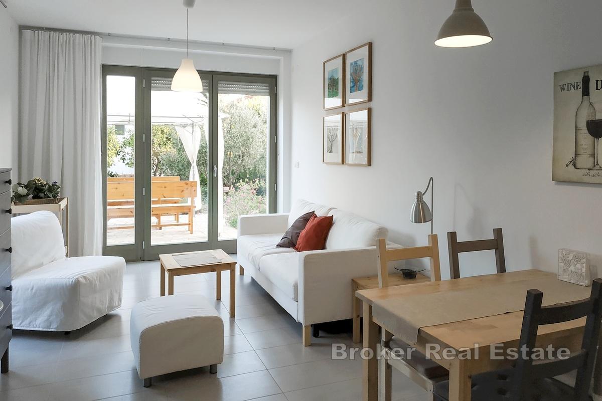 Apartament z dużym ogrodem blisko morza
