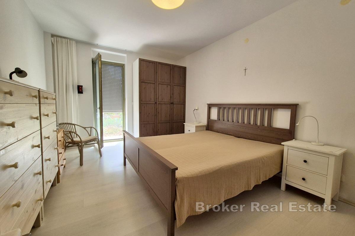 Apartament z dużym ogrodem blisko morza