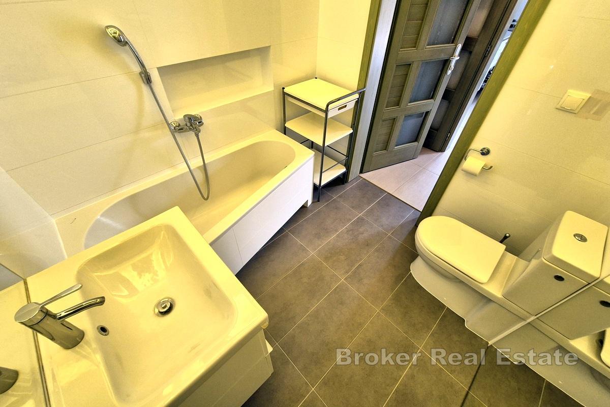 Apartament z dużym ogrodem blisko morza