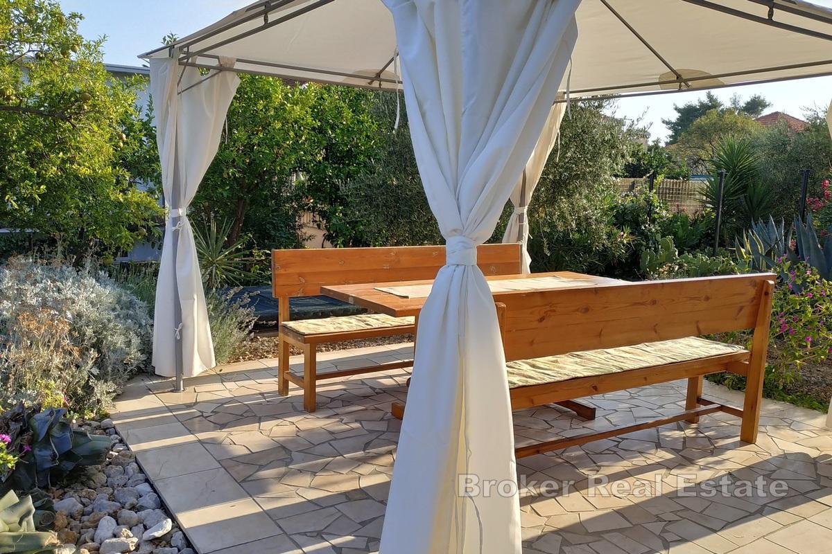 Apartament z dużym ogrodem blisko morza