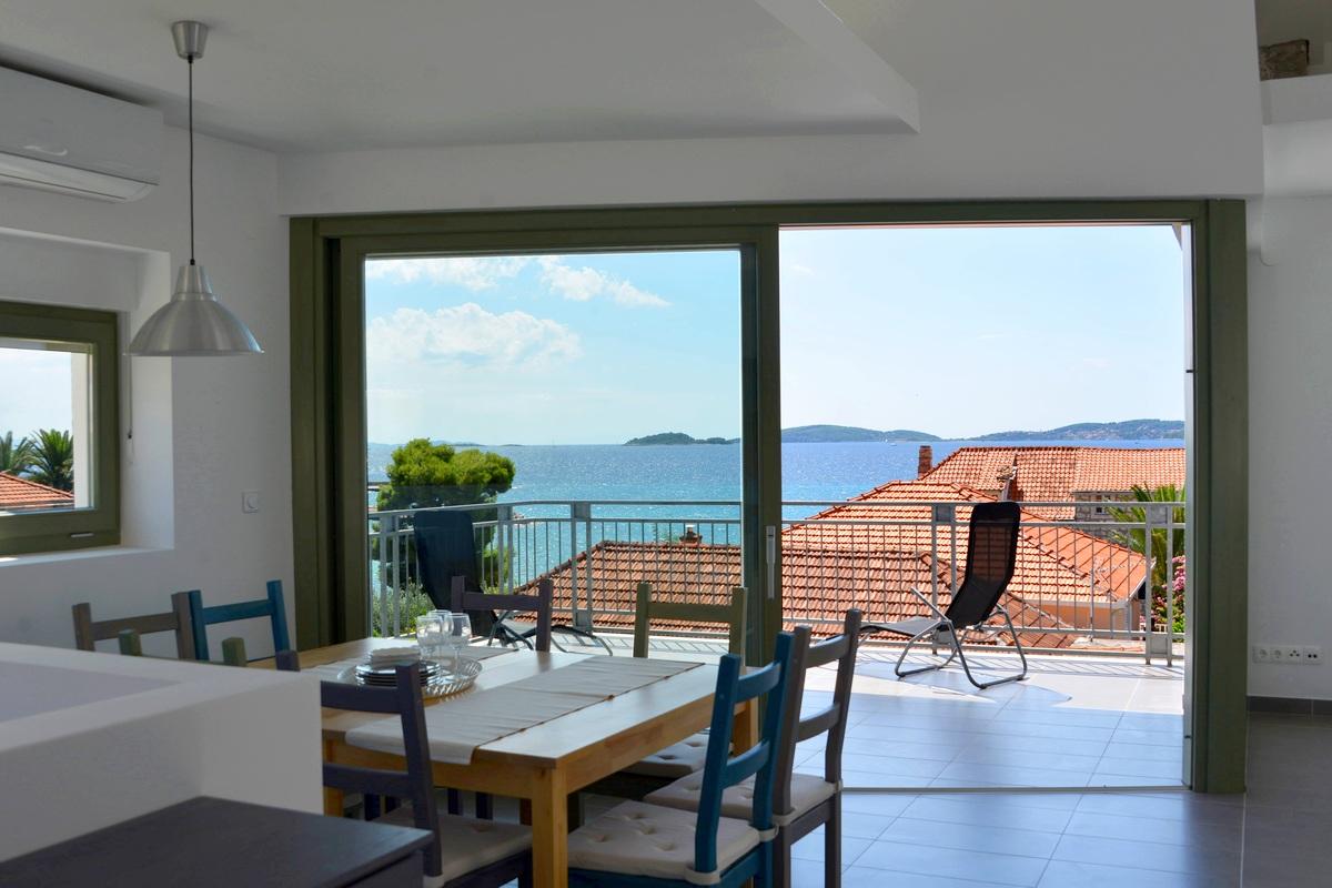 Apartman na tri etaže u blizini mora s pogledom