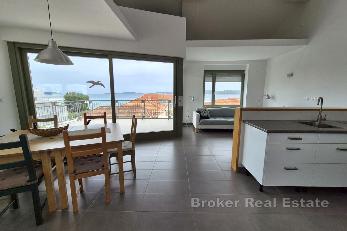 Apartman na tri etaže u blizini mora s pogledom
