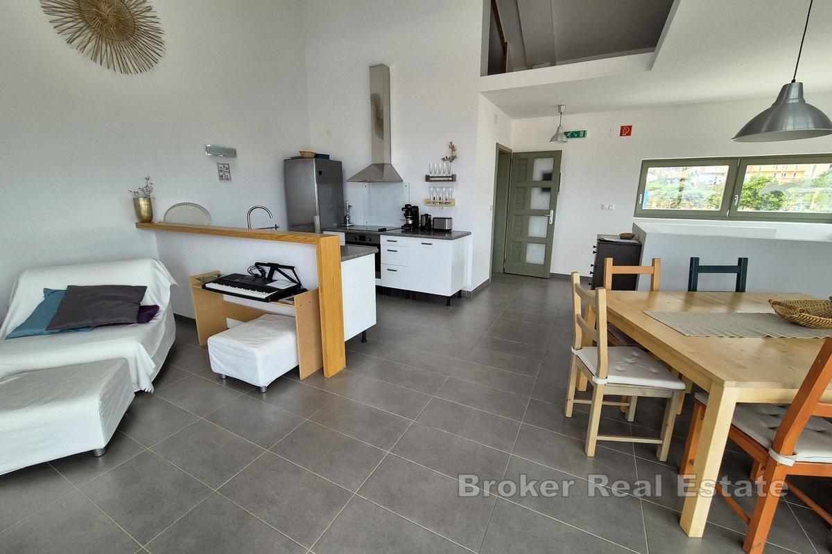 Apartman na tri etaže u blizini mora s pogledom