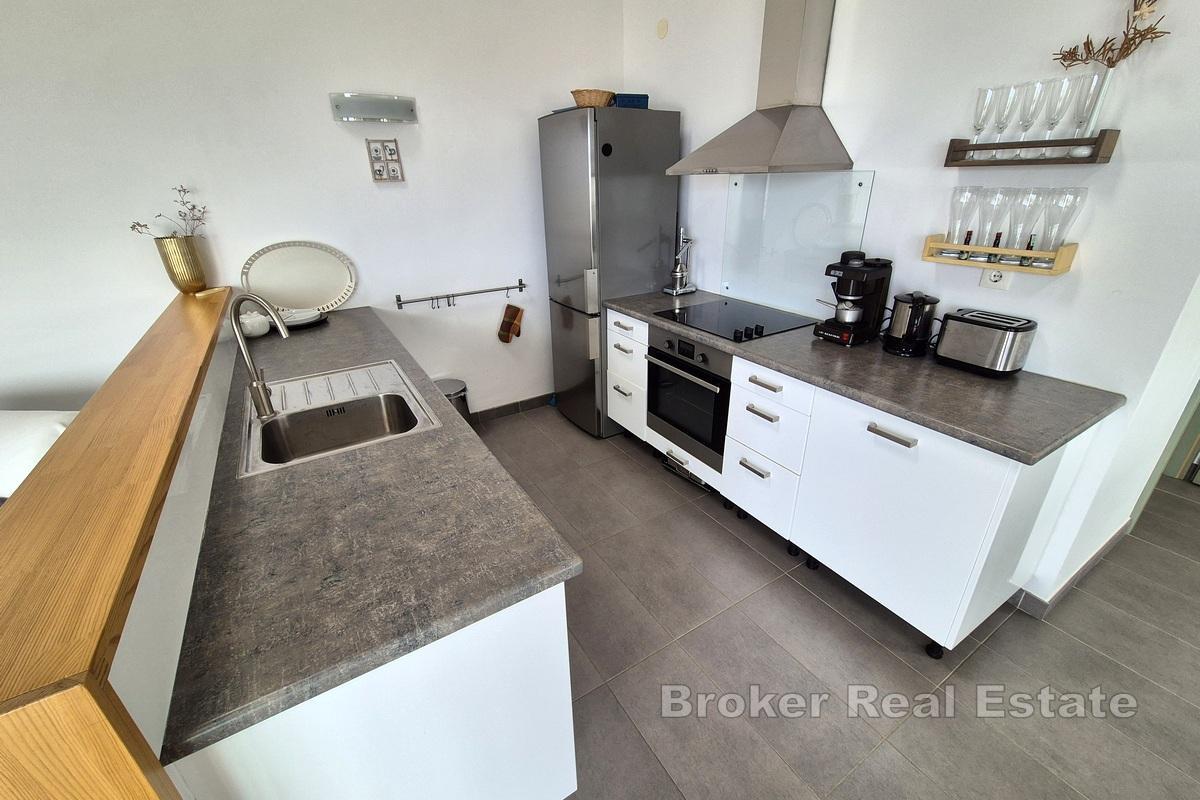 Apartman na tri etaže u blizini mora s pogledom
