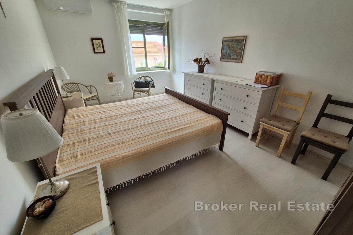 Apartman na tri etaže u blizini mora s pogledom