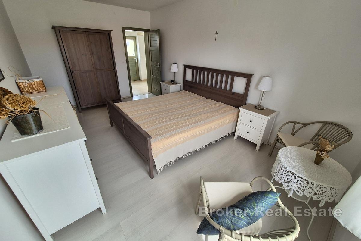 Apartman na tri etaže u blizini mora s pogledom