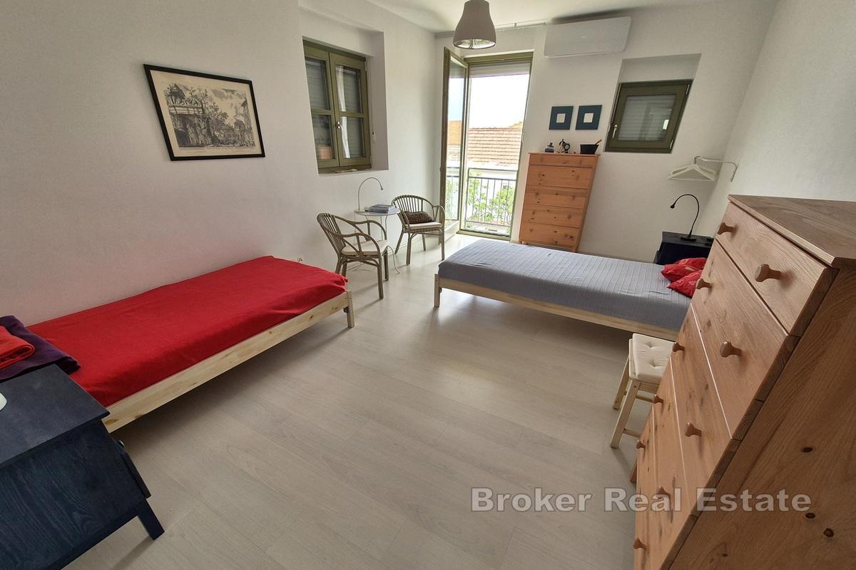 Apartman na tri etaže u blizini mora s pogledom