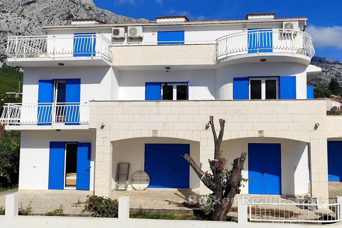 Многоквартирный дом недалеко от моря с видом