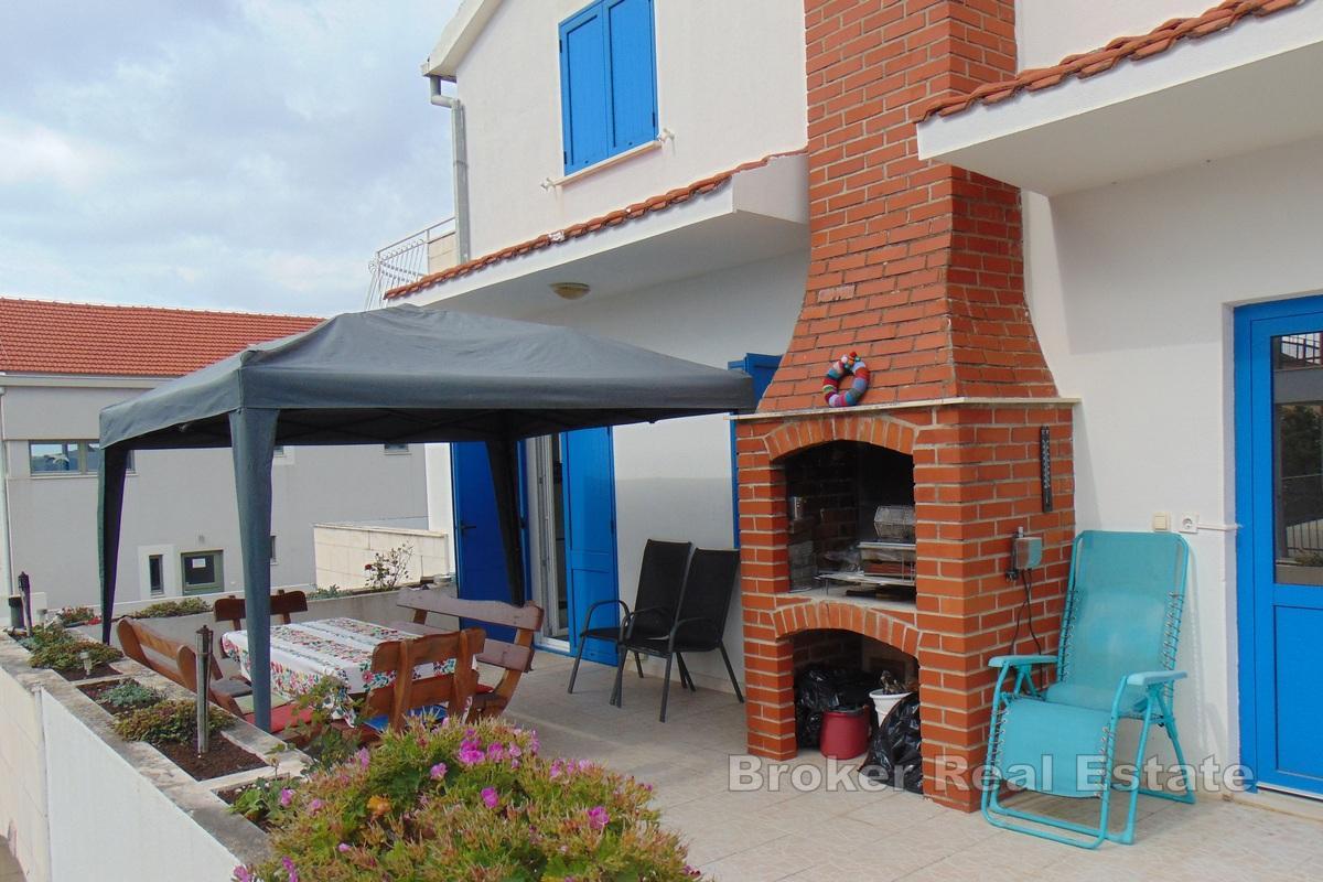 Многоквартирный дом недалеко от моря с видом