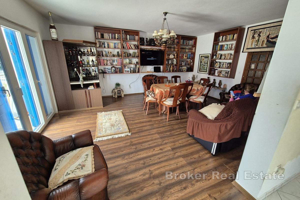 Многоквартирный дом недалеко от моря с видом