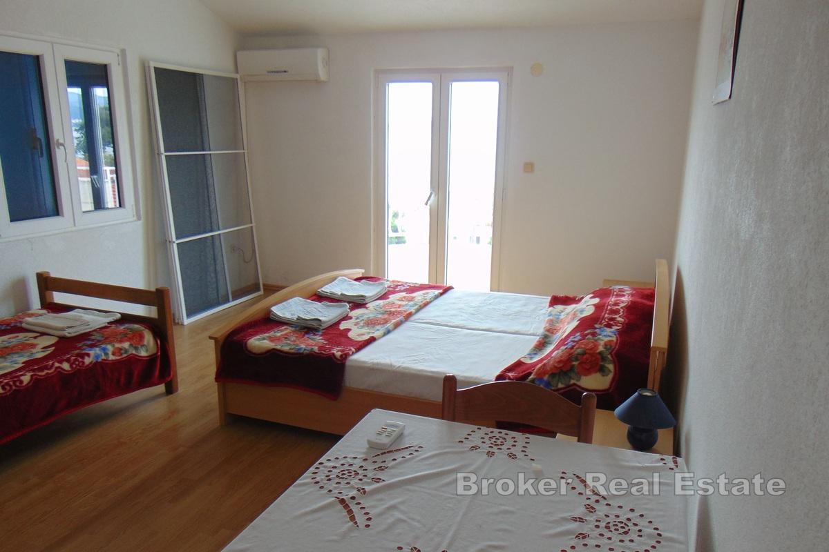 Многоквартирный дом недалеко от моря с видом