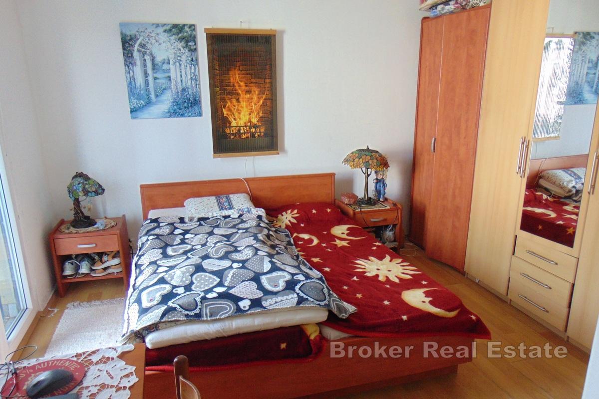 Многоквартирный дом недалеко от моря с видом