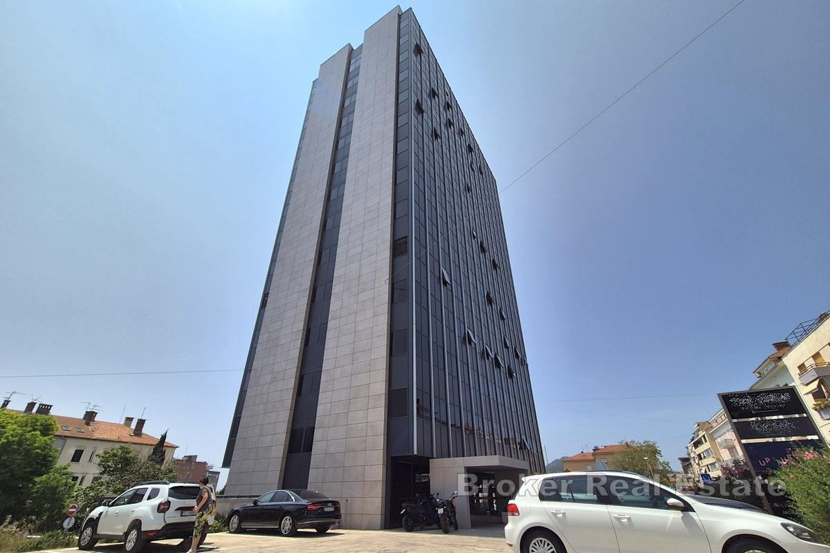 Przestronna powierzchnia biurowa w budynku komercyjnym