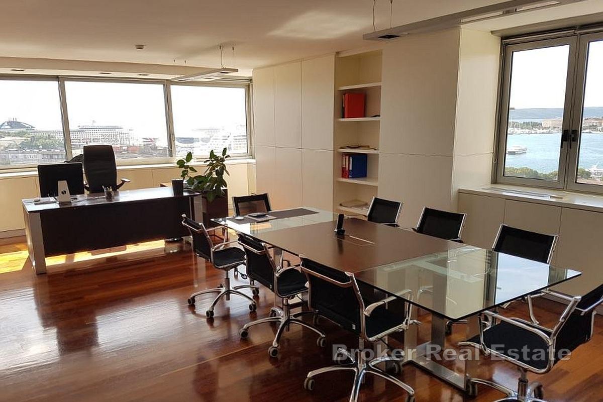 Przestronna powierzchnia biurowa w budynku komercyjnym
