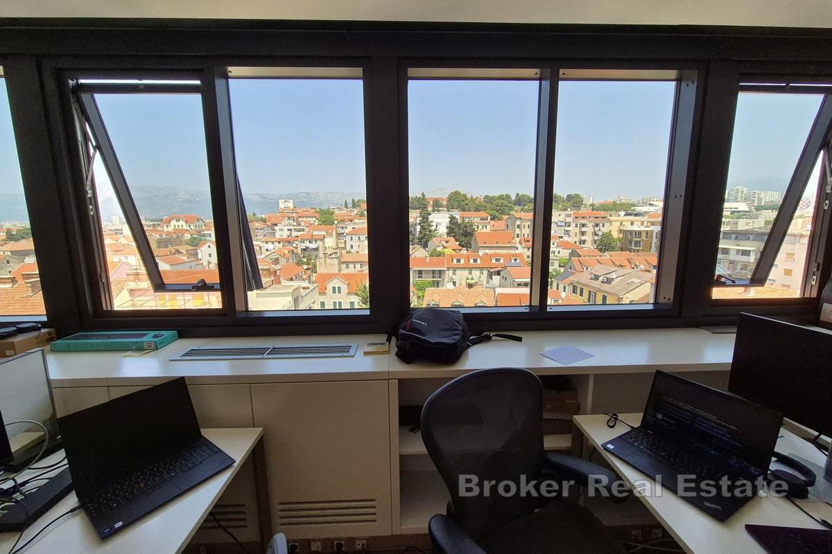 Przestronna powierzchnia biurowa w budynku komercyjnym