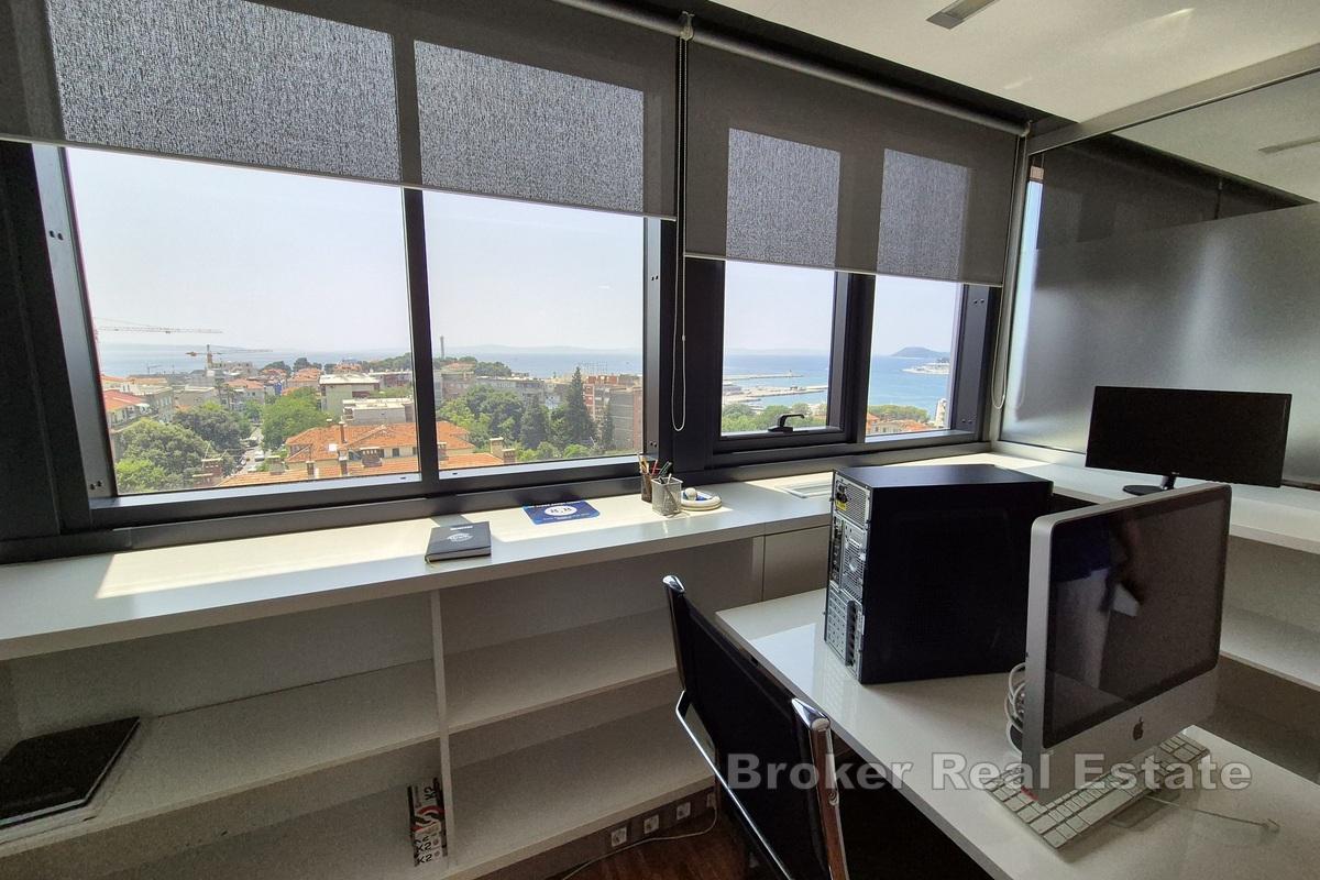 Przestronna powierzchnia biurowa w budynku komercyjnym