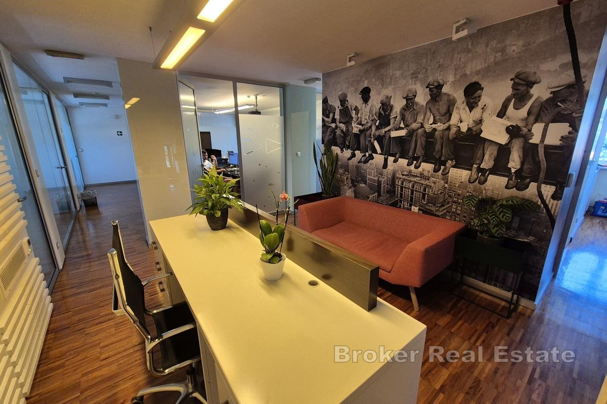 Przestronna powierzchnia biurowa w budynku komercyjnym