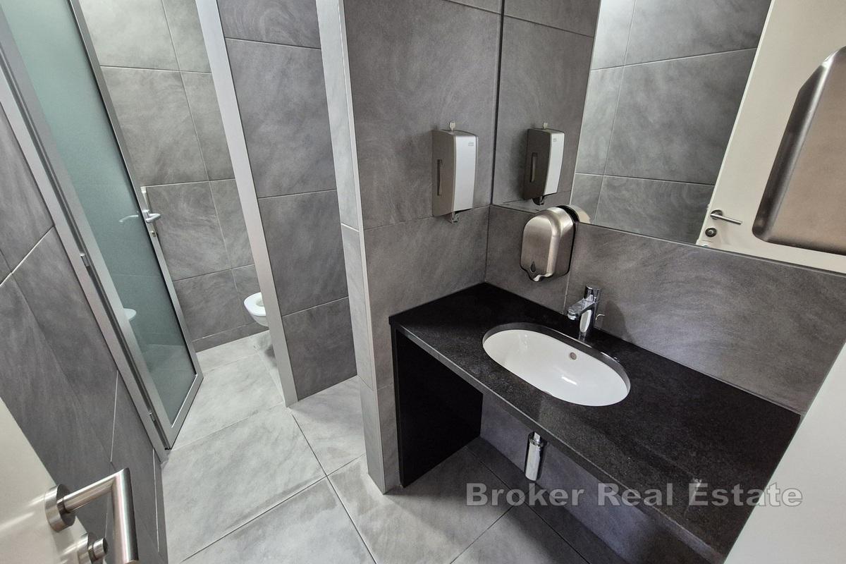 Przestronna powierzchnia biurowa w budynku komercyjnym