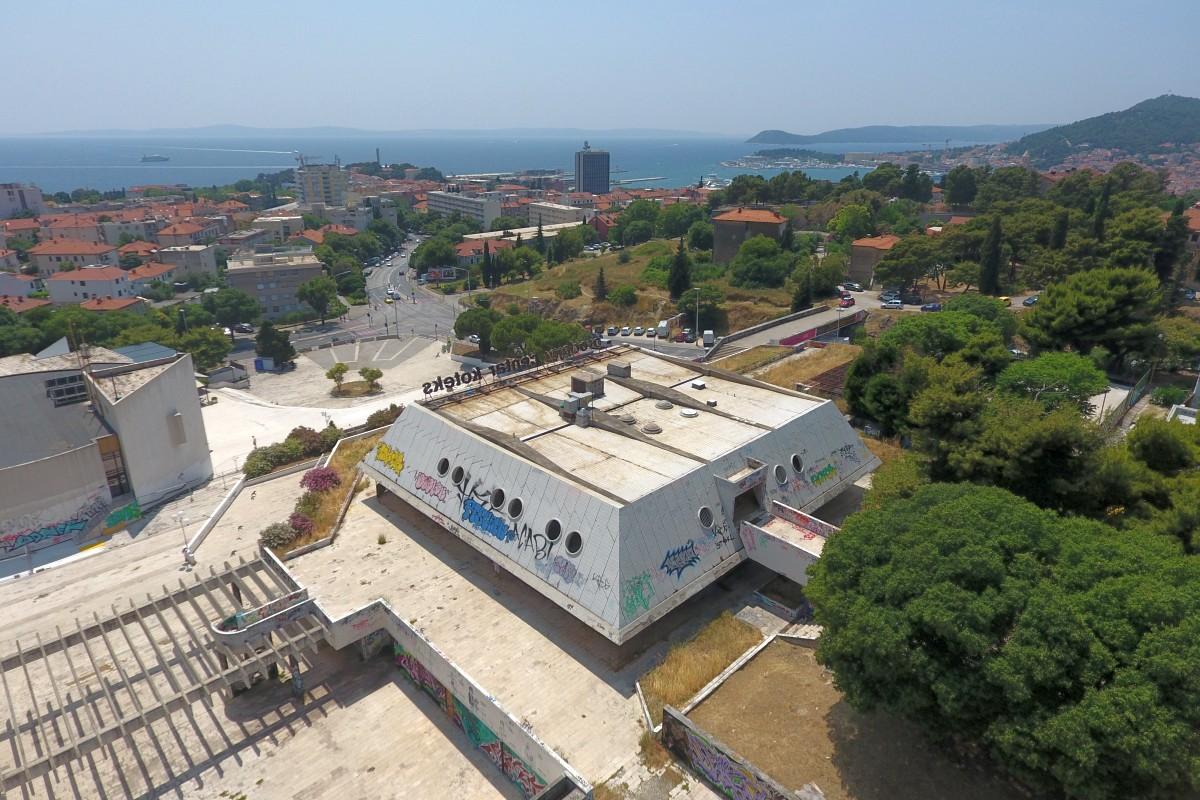 001-2016-659-split-gripe-unique-commercial-space-for-complete-renovation-for-rent