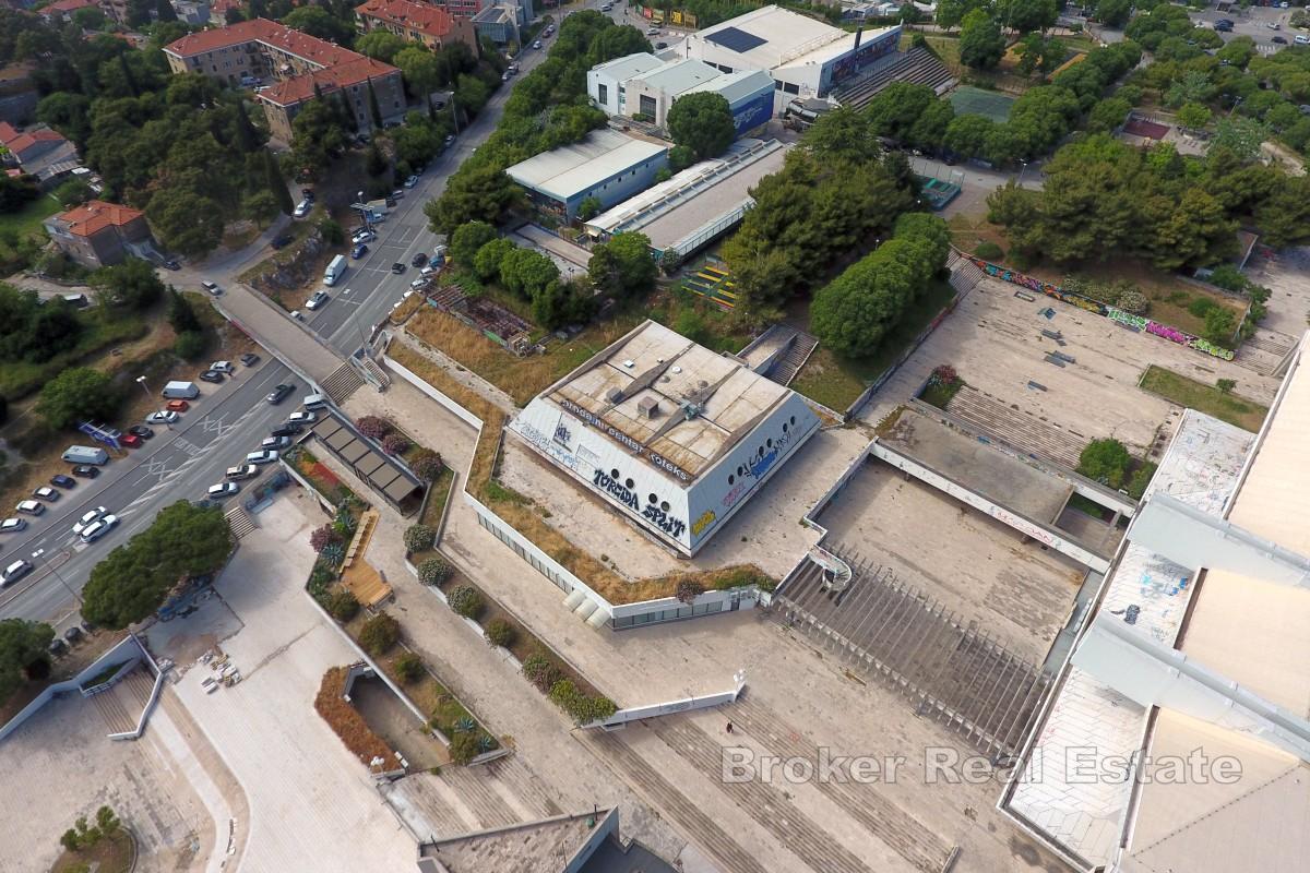 Prostrani poslovni prostor za kompletnu renovaciju