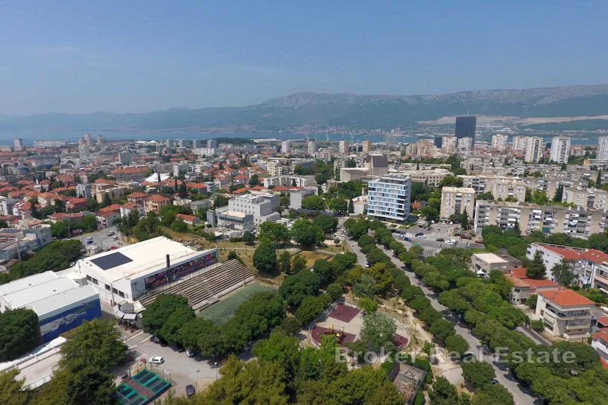 Prostrani poslovni prostor za kompletnu renovaciju