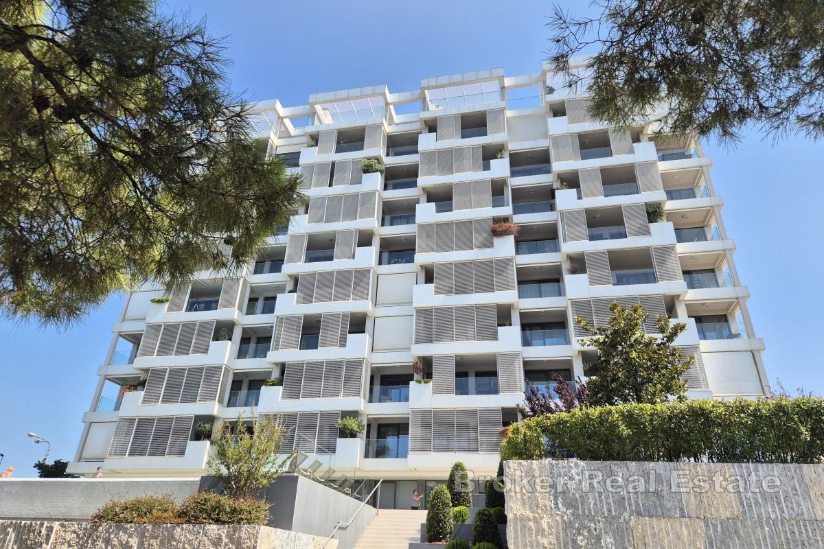 Espace commercial attrayant dans un immeuble résidentiel de luxe