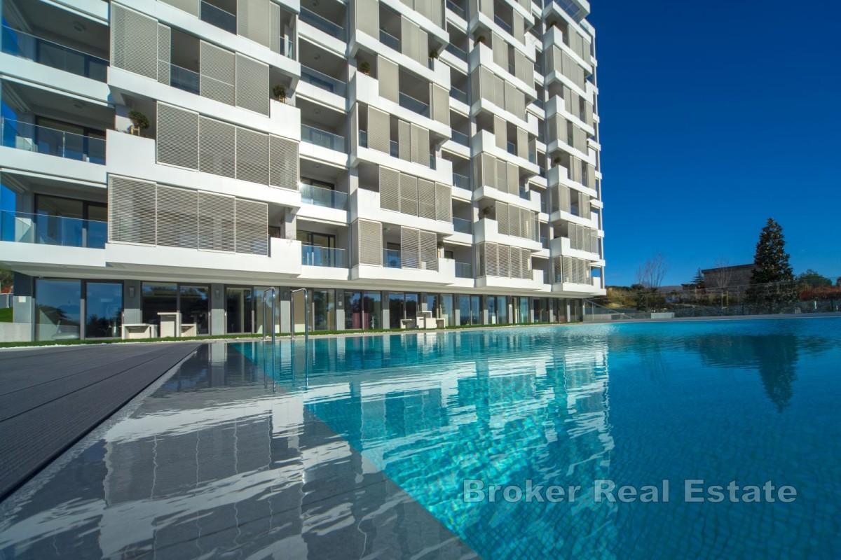 Espace commercial attrayant dans un immeuble résidentiel de luxe