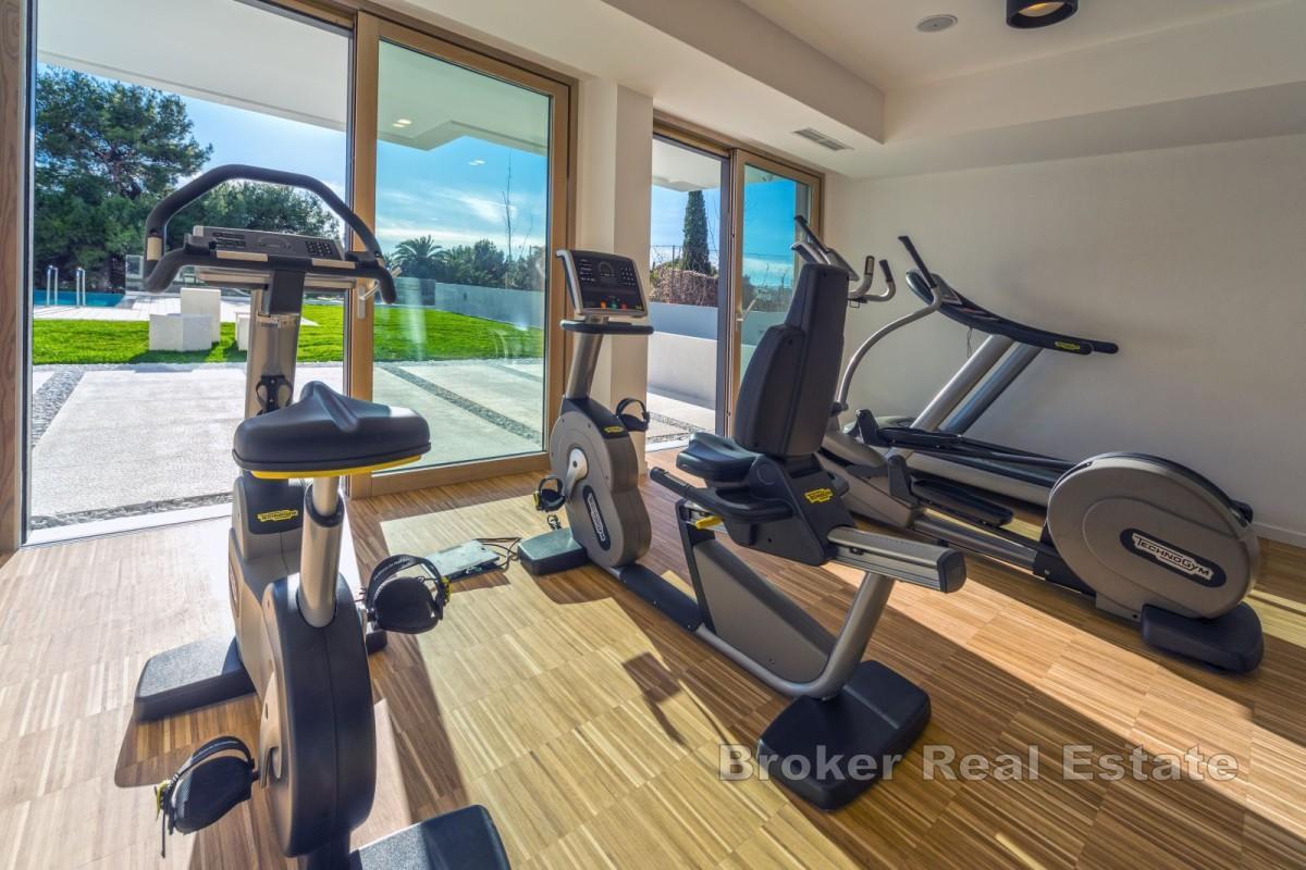 Espace commercial attrayant dans un immeuble résidentiel de luxe