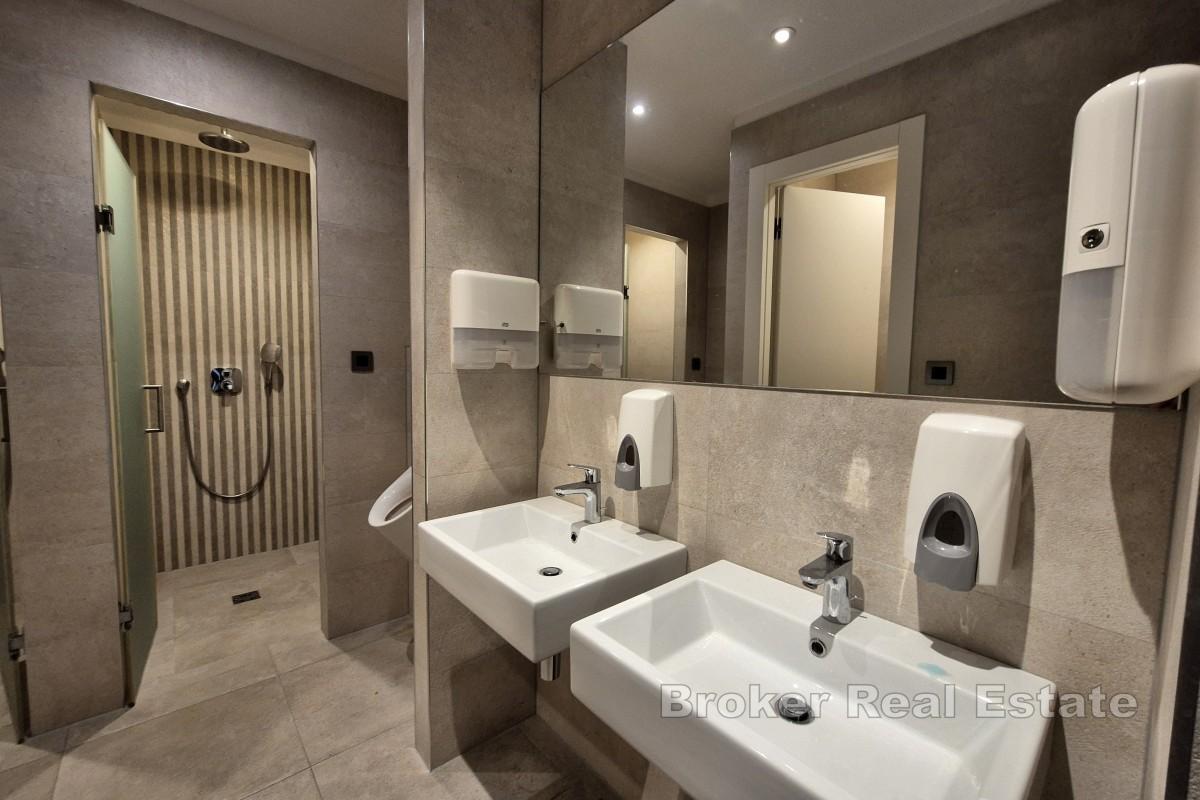 Espace commercial attrayant dans un immeuble résidentiel de luxe