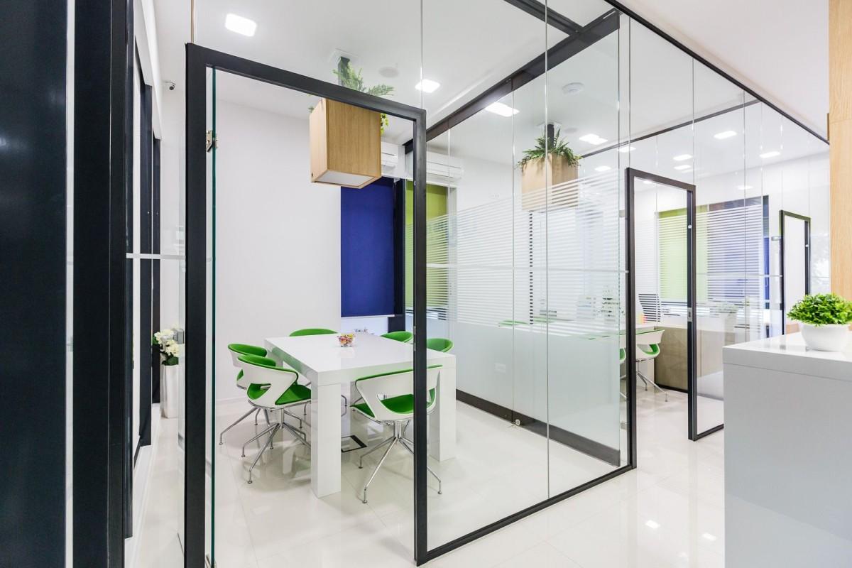 Fullt utstyrte og møblerte kontorlokaler