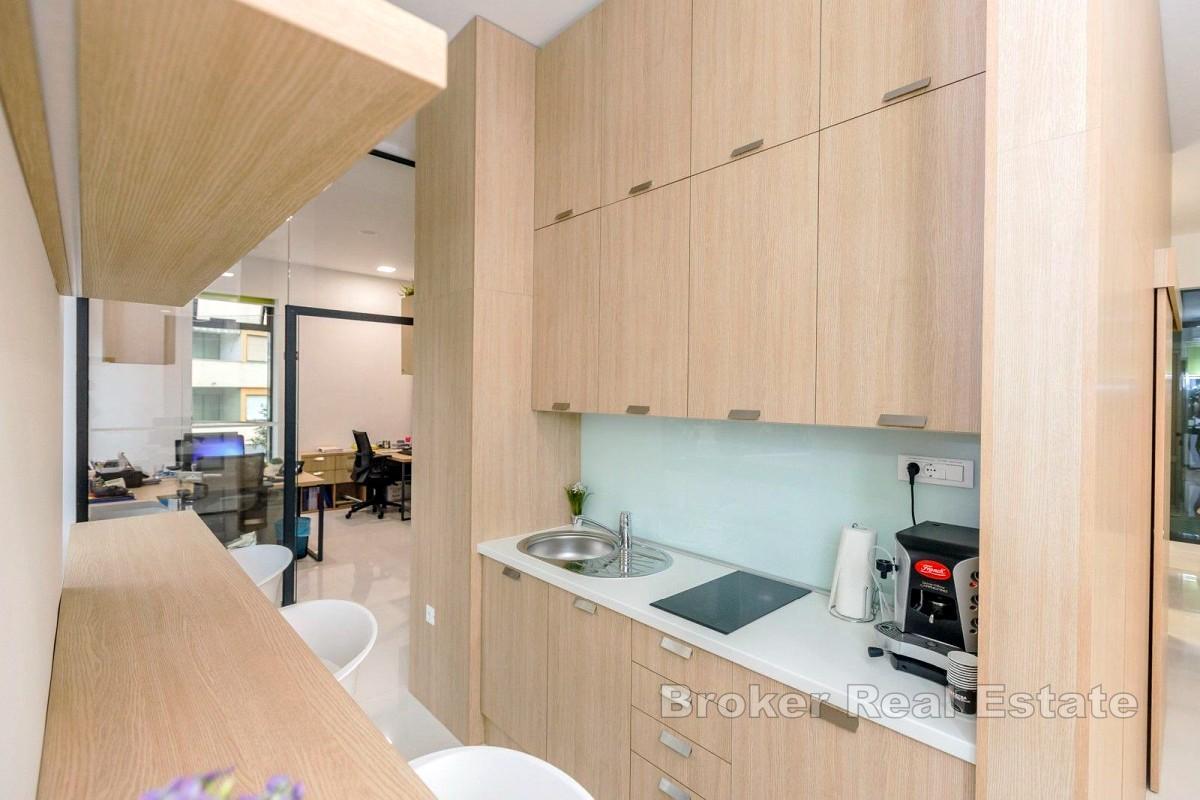 W pełni wyposażona i umeblowana powierzchnia biurowa