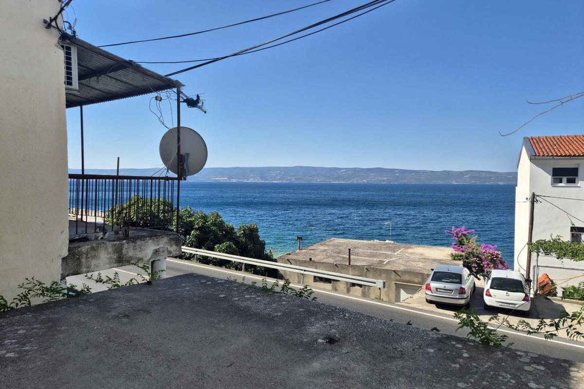 Lägenhet med garage för totalrenovering i andra raden från havet