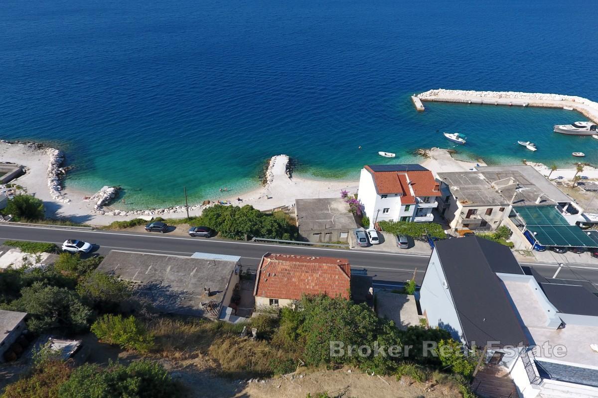 Apartmán s garáží k kompletní rekonstrukci ve druhé řadě od moře