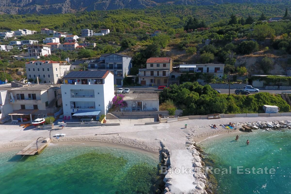 Apartmán s garáží k kompletní rekonstrukci ve druhé řadě od moře