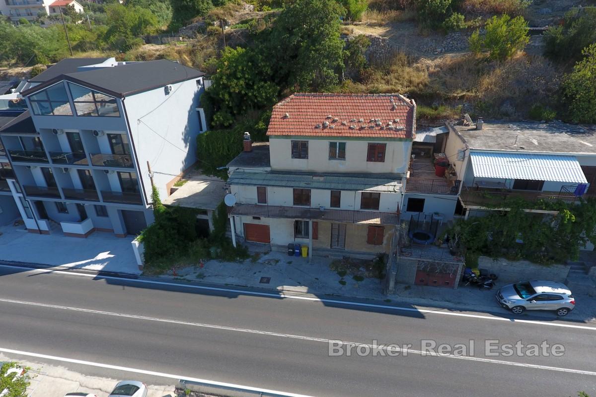 Apartmán s garáží k kompletní rekonstrukci ve druhé řadě od moře